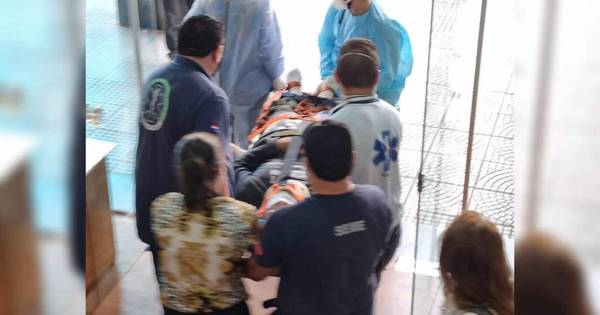 La Nación / Obrero cayó del segundo piso del edificio de la Senatur