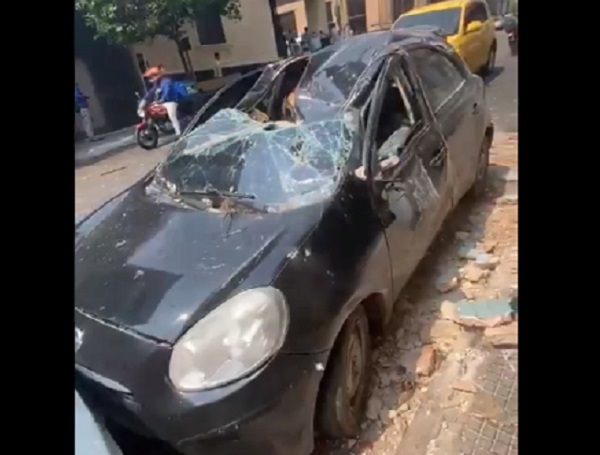 Parte de edificio se desploma y aplasta un auto en el microcentro