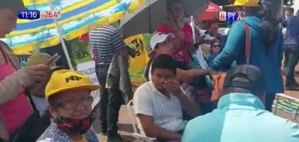 Docentes cierran ruta como medida de fuerza en Paraguarí | Noticias Paraguay