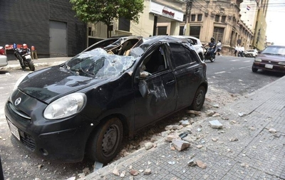 Diario HOY | Cae parte de un edificio céntrico y daña a un automóvil estacionado