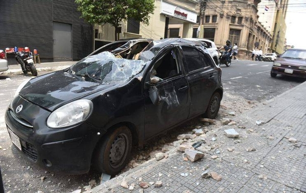 Diario HOY | Cae parte de un edificio céntrico y daña a un automóvil estacionado