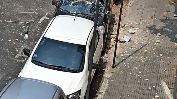 Revoque de edificio cayó sobre un auto