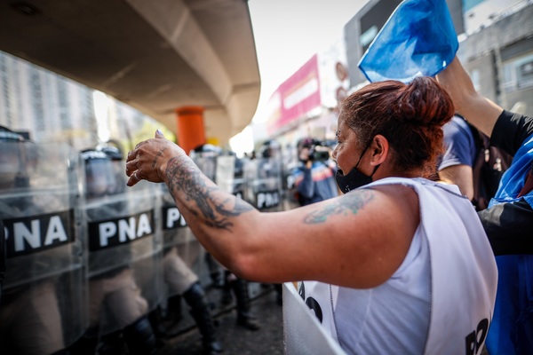 Protestas claman mayor ayuda social en Argentina a un mes de las legislativas - MarketData