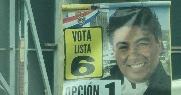 La Nación / Trozan en Twitter a Jorge Castro por no retirar afiches de campaña política