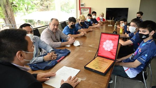 SND reconoce trabajo de los campeones del mundo en pádel