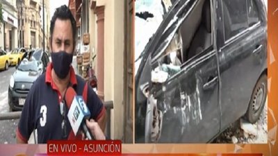 “Es un perjuicio enorme, hace menos de un mes que compré”, dueño del auto destrozado por parte de un edificio | Noticias Paraguay