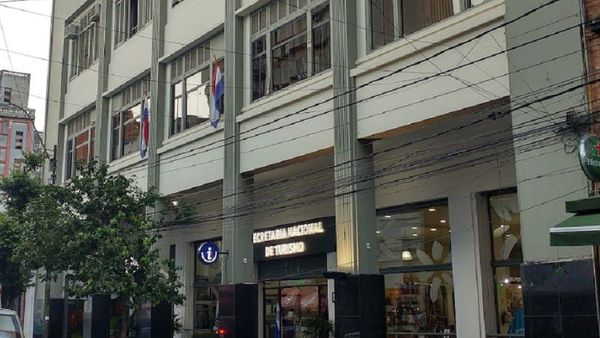 Hombre cae de altura de 15 metros de un edificio en Asunción