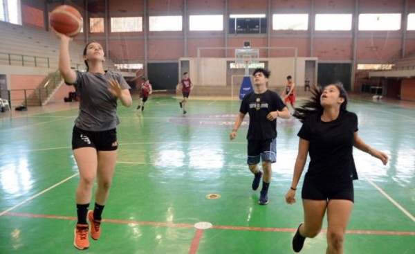 Reactivan práctica de diversas modalidades en polideportivo municipal