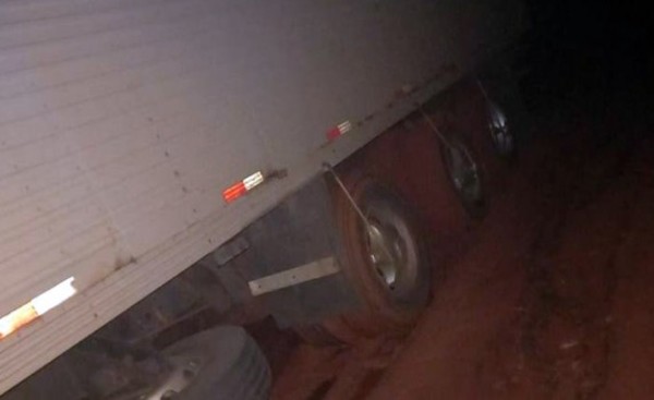 Roban camión cargado con mercaderías pero terminaron varados