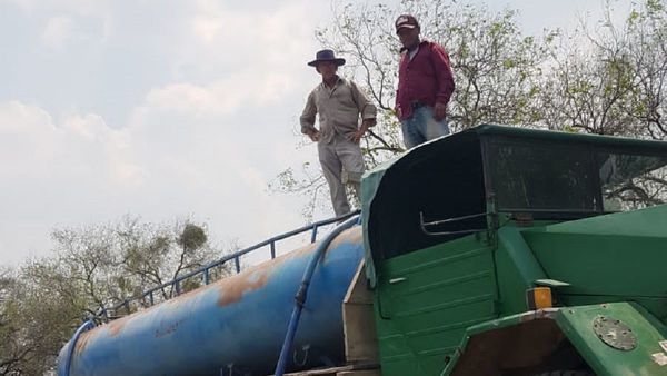 Por la falta de agua, pobladores de Toro Pampa se ayudan entre sí