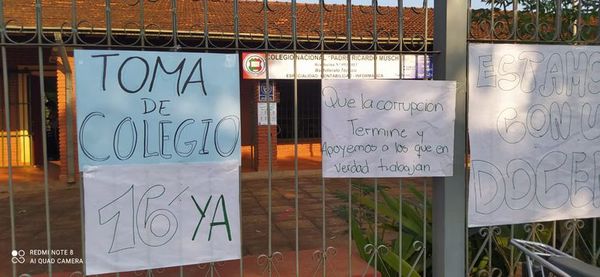 Itapúa: estudiantes toman colegio en respaldo a docentes  - Nacionales - ABC Color