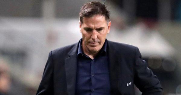 Tras seguidilla de malos resultados, Berizzo deja de ser DT de la Albirroja