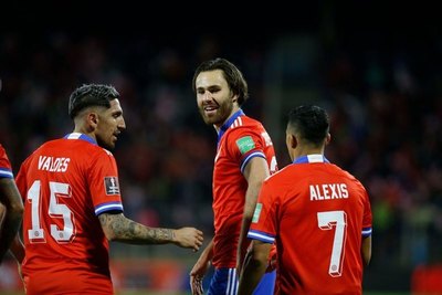 Chile golea a Venezuela y se mete en la pelea