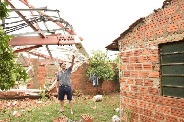 Una antena casi destruyó su vivienda, se salvó de milagro