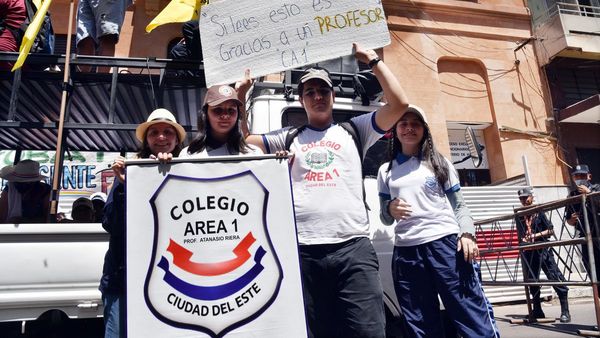 Docentes seguirán en marcha y reciben apoyo de alumnos