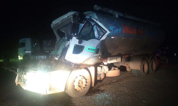 Camiones chocan en Santa Rita