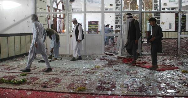 La Nación / Al menos 32 muertos por explosiones en una mezquita chiita en Afganistán