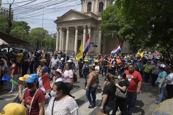 Docentes perciben aumento, múltiples beneficios y pese a que el Gobierno cumplió, continúan huelga - Nacionales - ABC Color