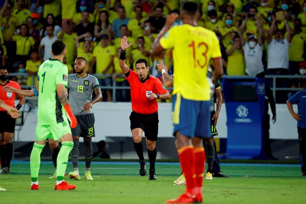 Colombia y Ecuador empatan en un juego marcado por las decisiones de VAR - El Independiente