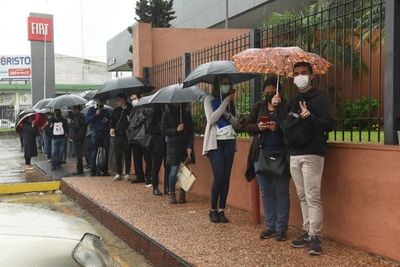 No hubo mejoras: largas filas en la oficina de Registros Públicos - Nacionales - ABC Color