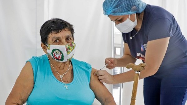 Confirman aplicación de tercera dosis para mayores de 50 años y personal de blanco | Noticias Paraguay