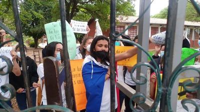 Estudiantes de Loreto toman colegio en apoyo a sus docentes
