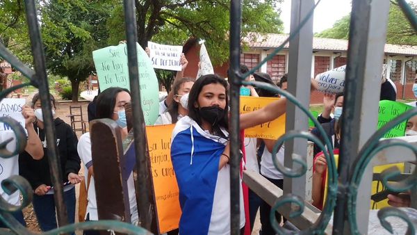 Estudiantes de Loreto toman colegio en apoyo a sus docentes
