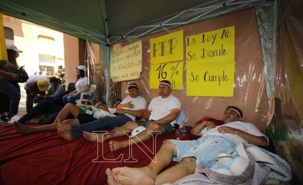 Diario HOY | Docentes levantan la huelga de hambre, pero insistirán con el 16% de reajuste