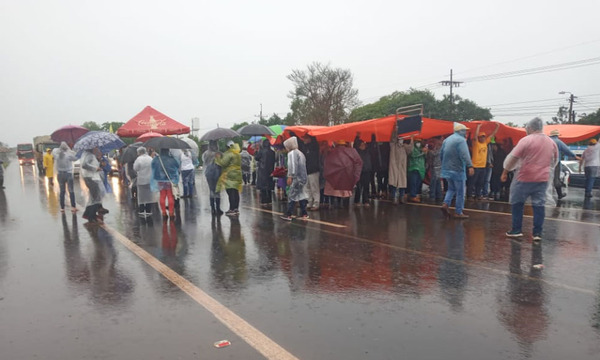 Docentes cierran segunda semana de movilizaciones en Coronel Oviedo - OviedoPress