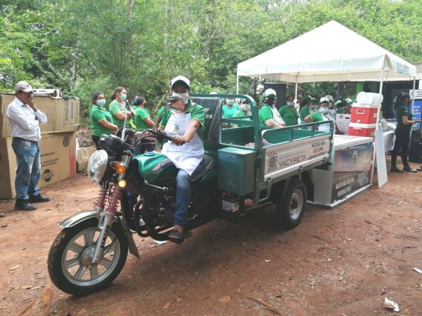 Vaqueria: Mujeres feriantes reciben equipamientos para comercializar sus productos