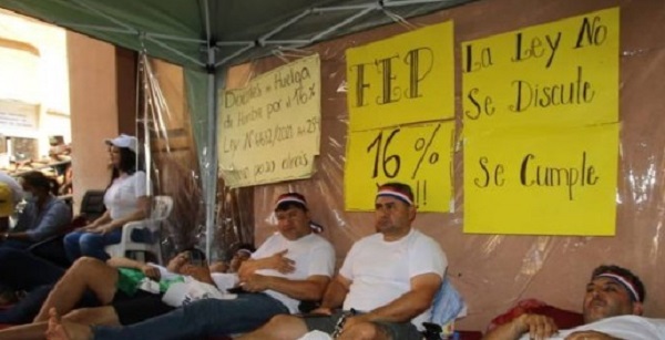 Docentes levantan la huelga de hambre, pero insistirán con el 16% de reajuste - Noticiero Paraguay