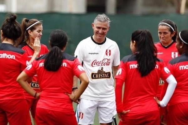 Diario HOY | Perú rescinde contrato al seleccionador femenino tras denuncias de jugadoras