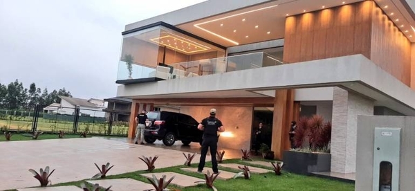 Diario HOY | Allanan lujosas viviendas en PJC pertenecientes a presunto narco