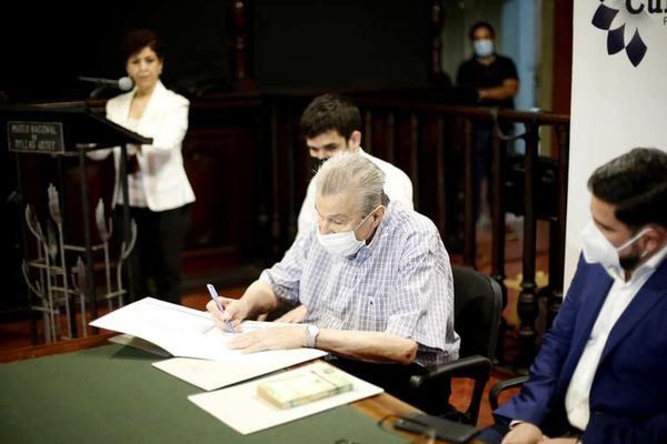 Familiares de Ignacio Núñez Soler donan libros y álbumes - Cultura - ABC Color