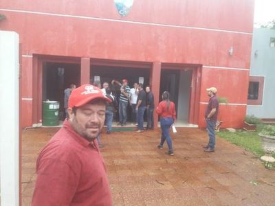 Denuncian que concejales electos atropellaron la Municipalidad de Corpus Christi - Nacionales - ABC Color