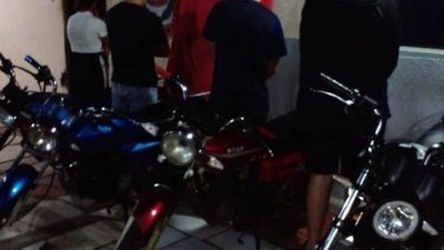Apresan a 4 motocas que hacían "willy" en Luque