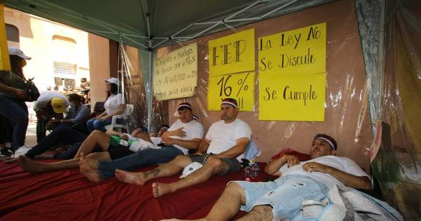 La Nación / Docentes levantan huelga de hambre,pero no están de acuerdo con el 11%