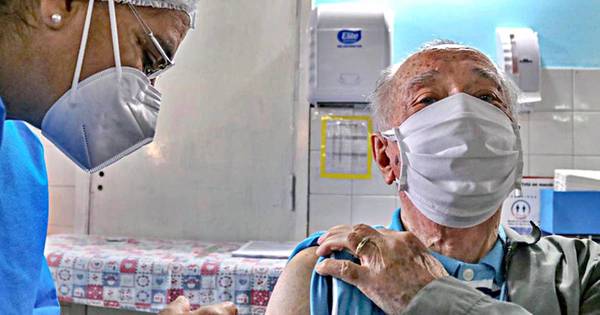 La Nación / Aplicarán 3ra. dosis a mayores de 50 años