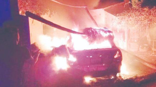 Incendió el auto del novio de su expareja