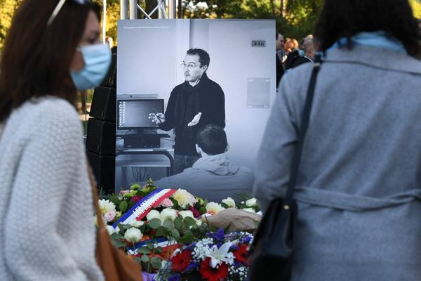 Francia homenajea al profesor asesinado por mostrar las caricaturas de Mahoma - Mundo - ABC Color