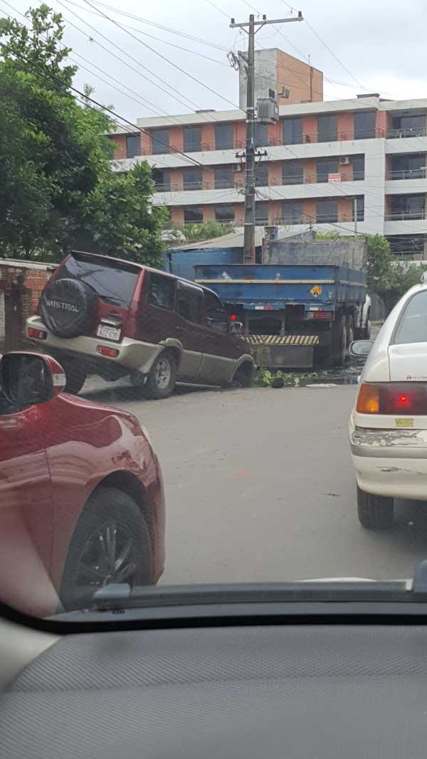 Cayó en gran bache y rompió tren delantero » San Lorenzo PY