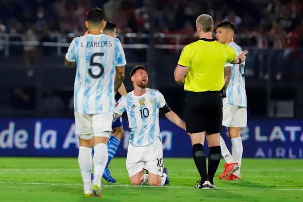 Las equivalencias del árbitro en un partido de fútbol con los políticos y el Estado