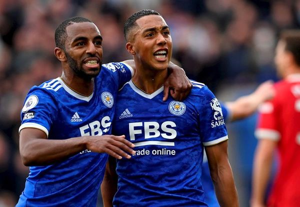 Leicester deja en la cuerda floja a Solskjaer