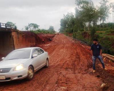 MOPC habilita paso auxiliar sobre el arroyo Lorito en Tacuatí dañado por lluvias - .::Agencia IP::.