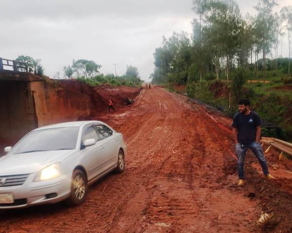 MOPC habilita paso auxiliar sobre el arroyo Lorito en Tacuatí dañado por lluvias - .::Agencia IP::.