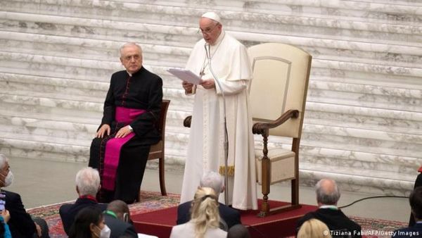 Papa Francisco pide un salario universal y la reducción de la jornada laboral