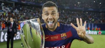 Dani Alves llama para ofrecerse y el Barcelona lo descarta