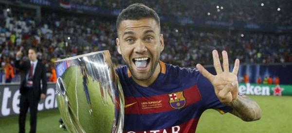 Dani Alves llama para ofrecerse y el Barcelona lo descarta