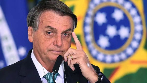 Bolsonaro dice que se refugia en el baño para llorar