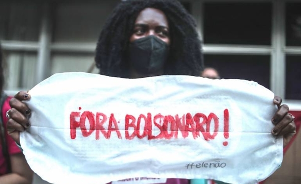 Diario HOY | Bolsonaro señalado de misoginia por vetar distribución gratuita de toallitas higiénicas